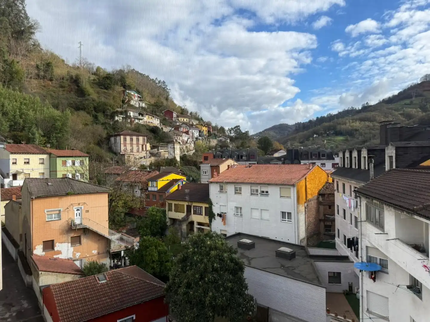 Außenansicht von Wohnung zum Verkauf in Mieres (Asturias) mit Heizung, Terrasse und Schwimmbad