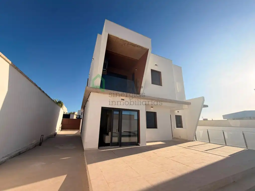 Vista exterior de Casa o xalet en venda en Badajoz amb Terrassa, Piscina i Domòtica