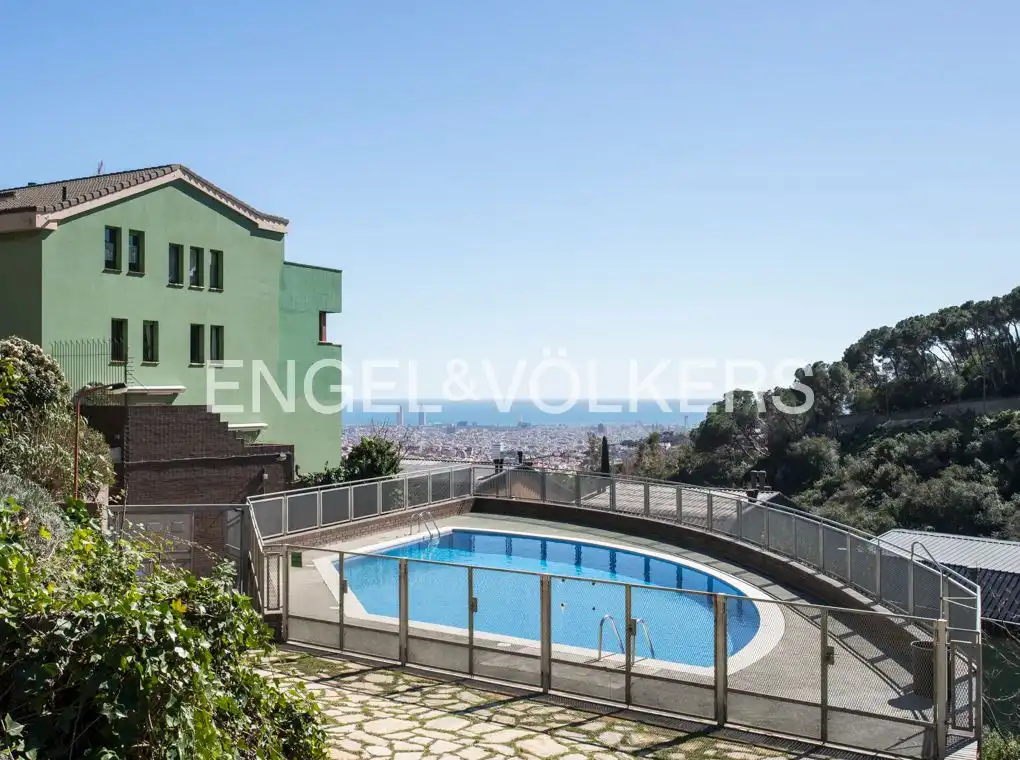 Schwimmbecken von Einfamilien-Reihenhaus zur Miete in Barcelona mit Heizung, Terrasse und Schwimmbad