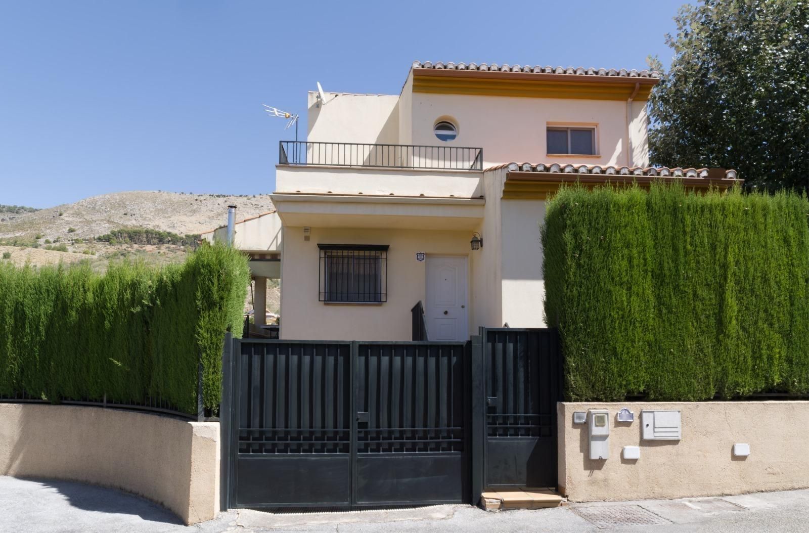 Vista exterior de Casa o xalet en venda en Alfacar amb Calefacció, Jardí privat i Terrassa