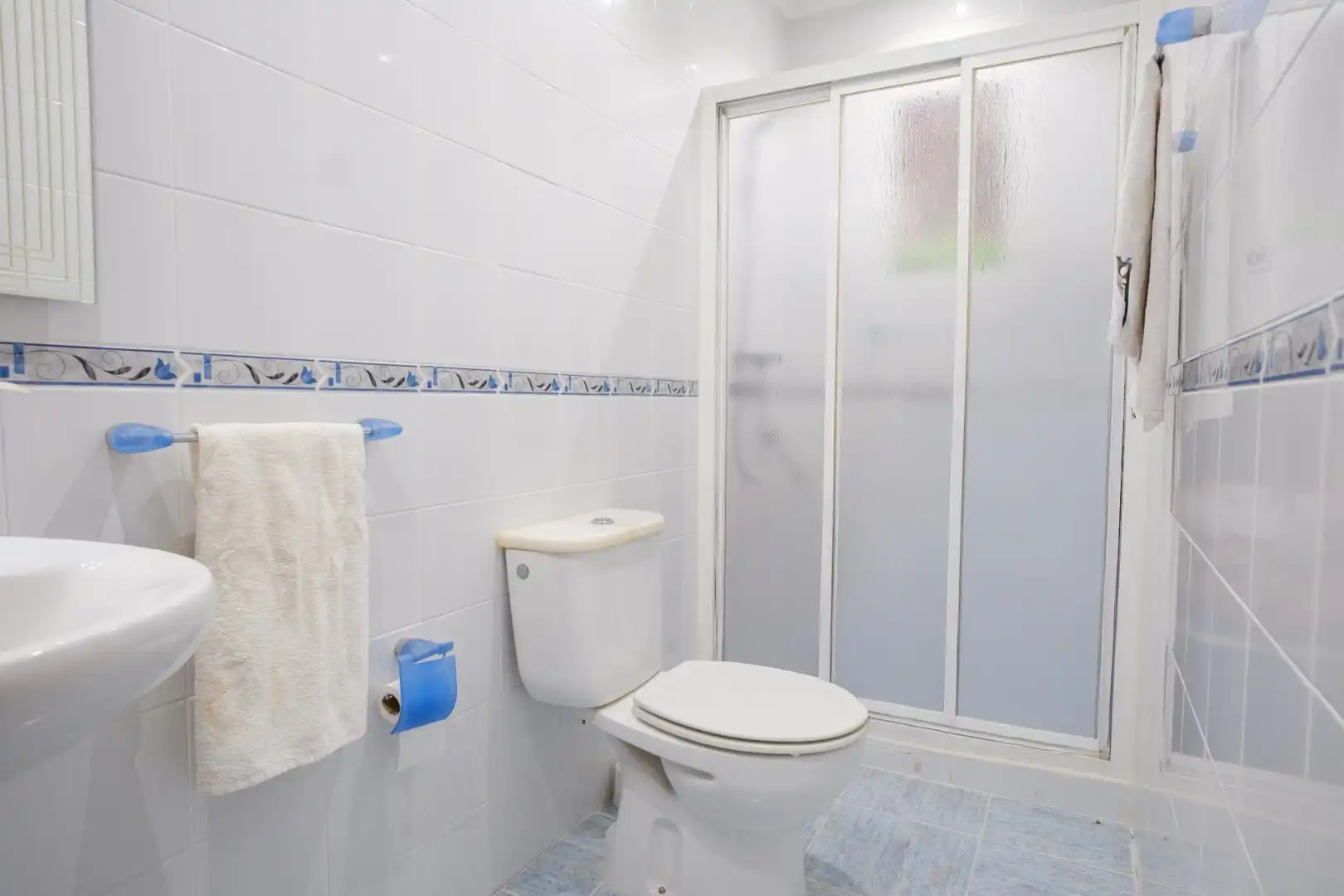 Badezimmer von Einfamilien-Reihenhaus zum Verkauf in La Algaba mit Klimaanlage, Heizung und Terrasse