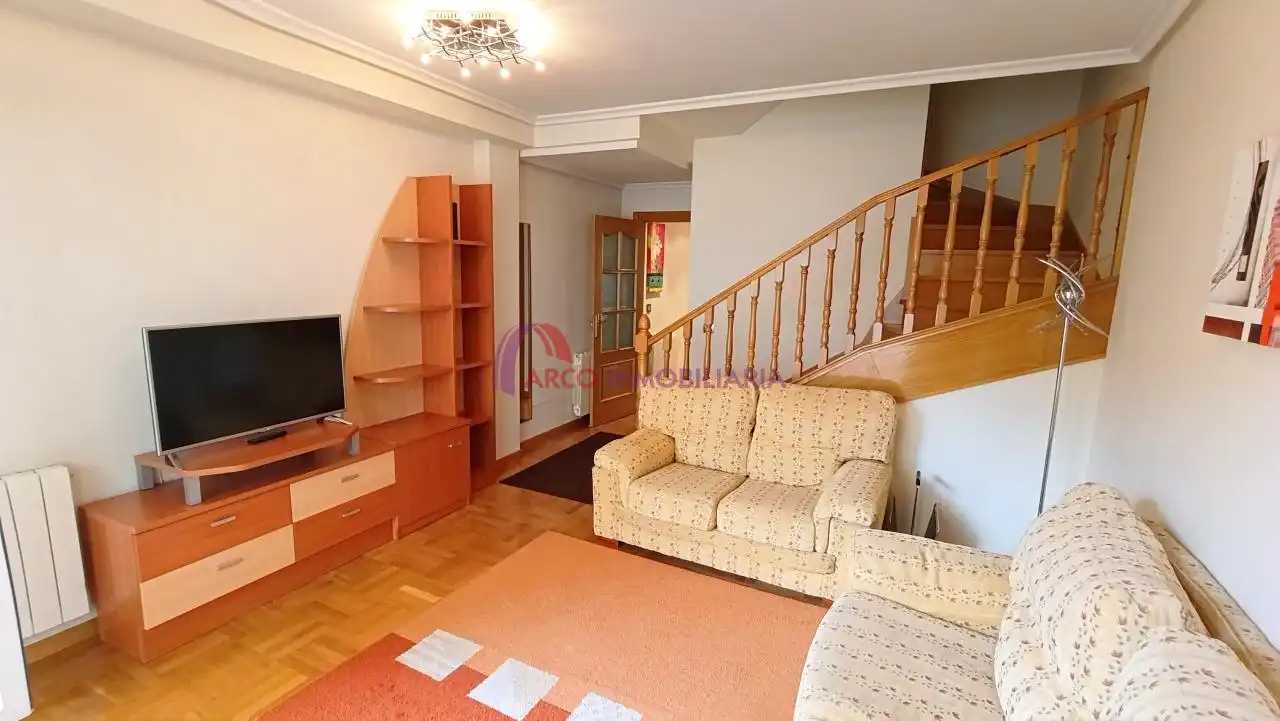 Sala d'estar de Casa adosada en venda en Burgos amb Calefacció, Terrassa i Traster