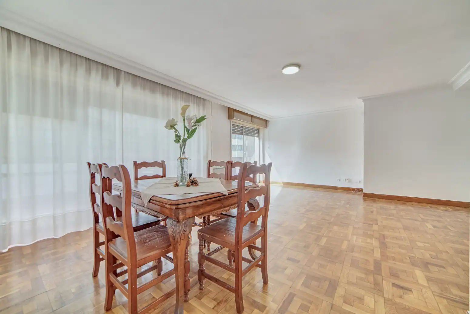 Comedor de Piso en venta en  Pamplona / Iruña con Calefacción, Parquet y Balcón