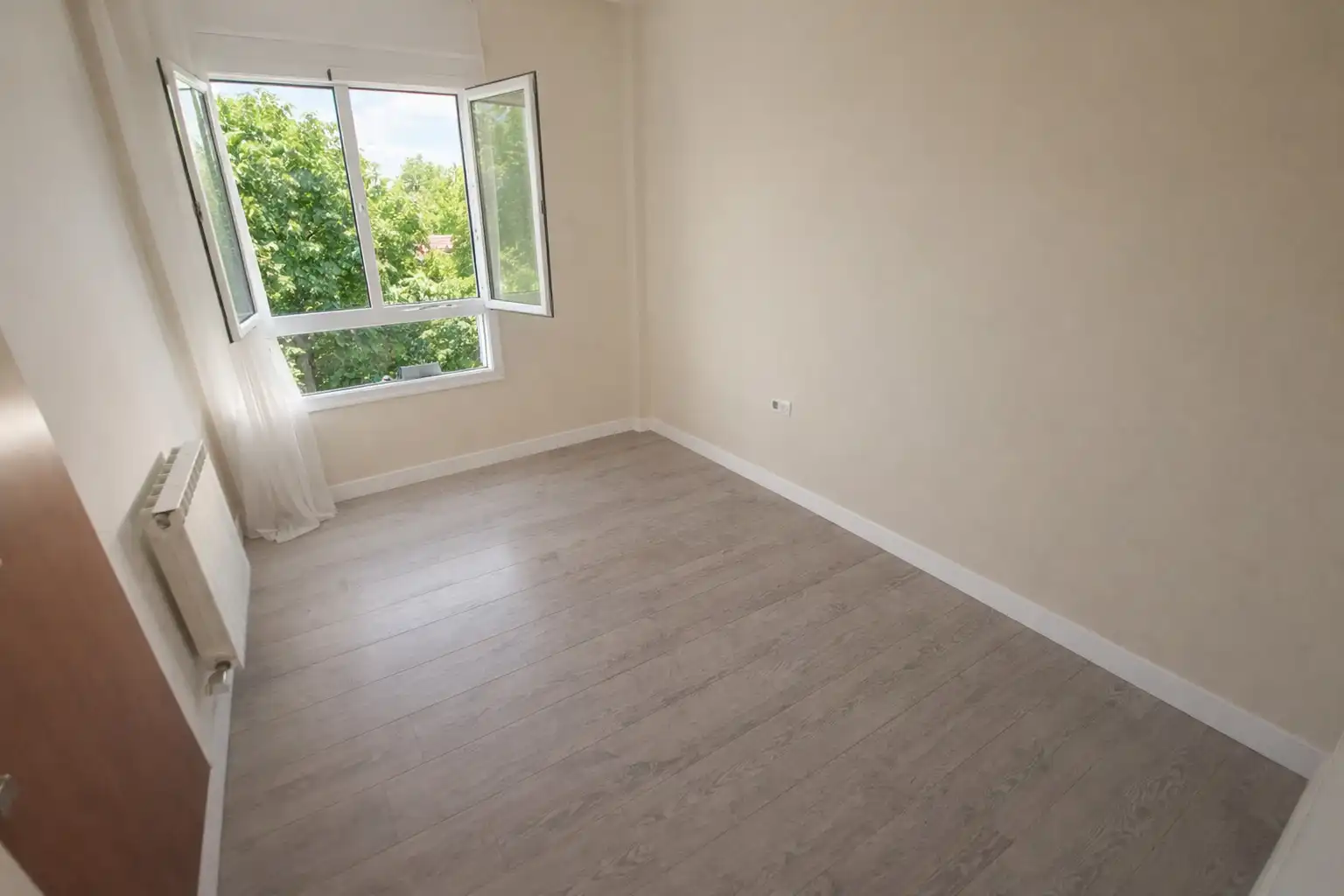 Casa con terraza en venta en Passatge Escoles, imagen 2