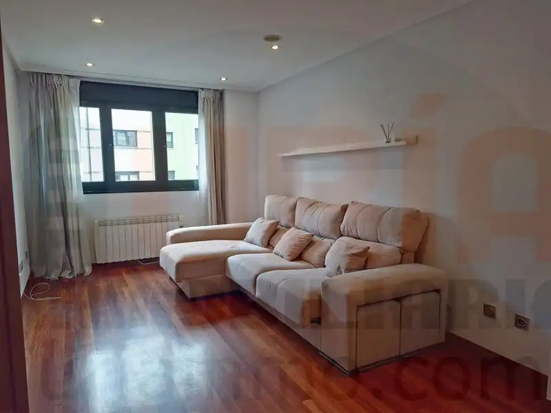 Sala d'estar de Pis en venda en Oviedo  amb Calefacció, Terrassa i Traster