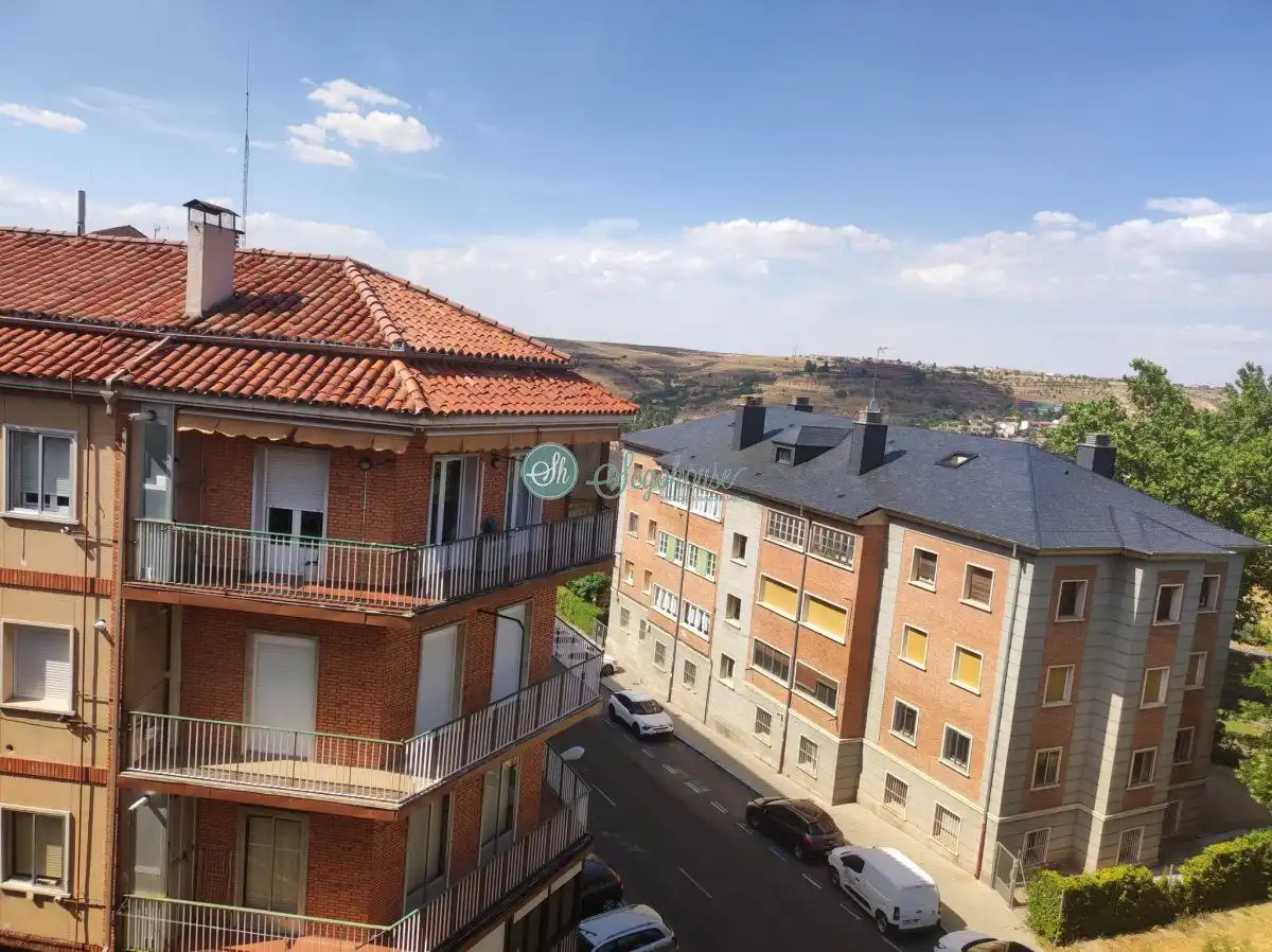 Vista exterior de Ático en venta en Segovia con Calefacción, Parquet y Amueblado