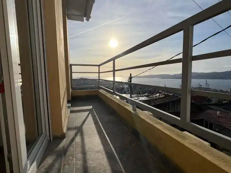 Terrassa de Casa adosada en venda en Vigo  amb Balcó