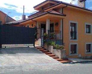 Vista exterior de Casa o xalet en venda en Siero amb Terrassa i Piscina