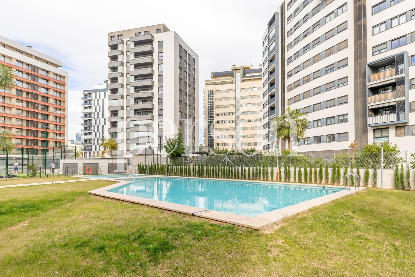 Swimming pool of Flat for sale in  Valencia Capital  with Air Conditioner, Heating and Storage room