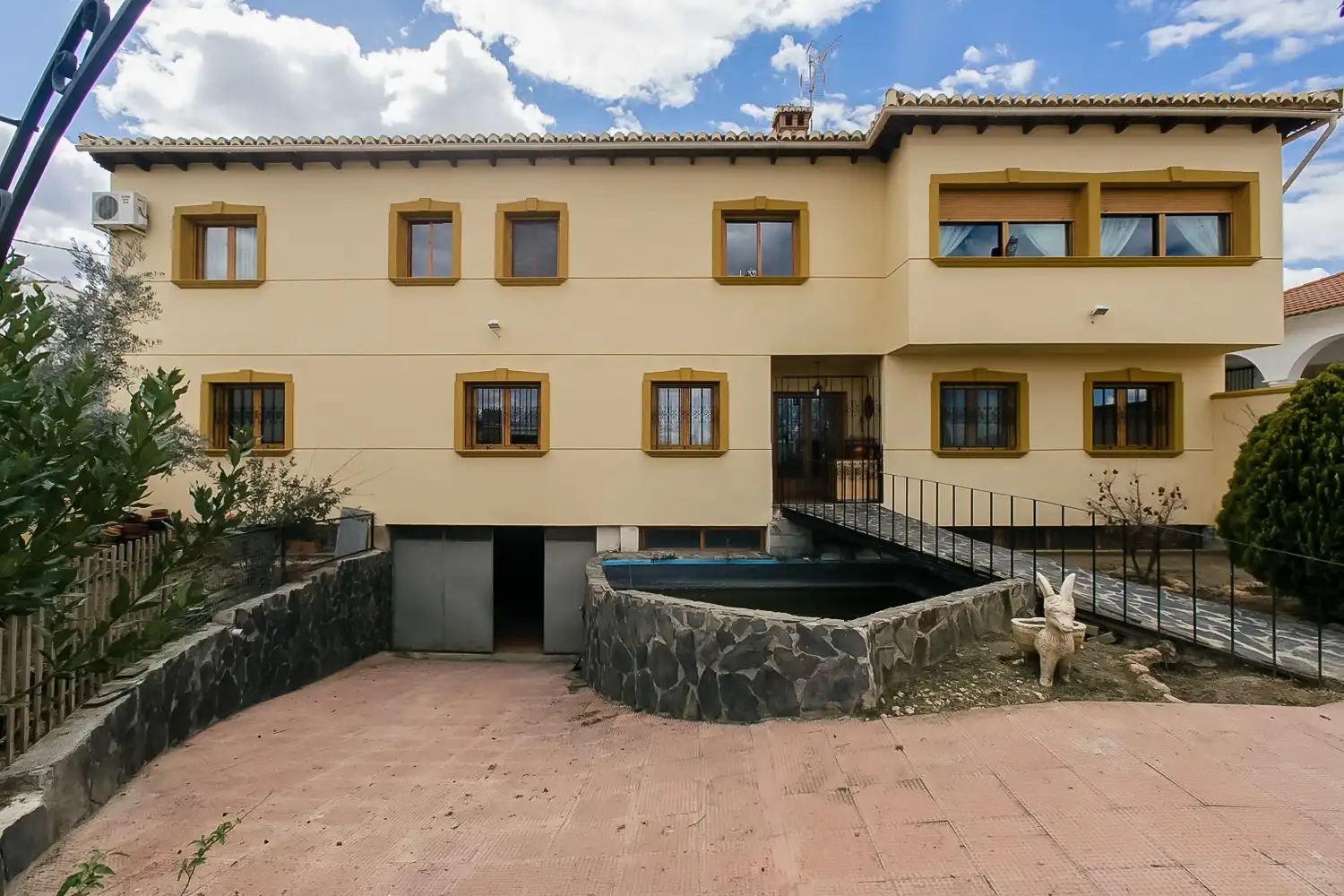 Vista exterior de Casa o xalet en venda en Purullena amb Aire condicionat, Jardí privat i Terrassa
