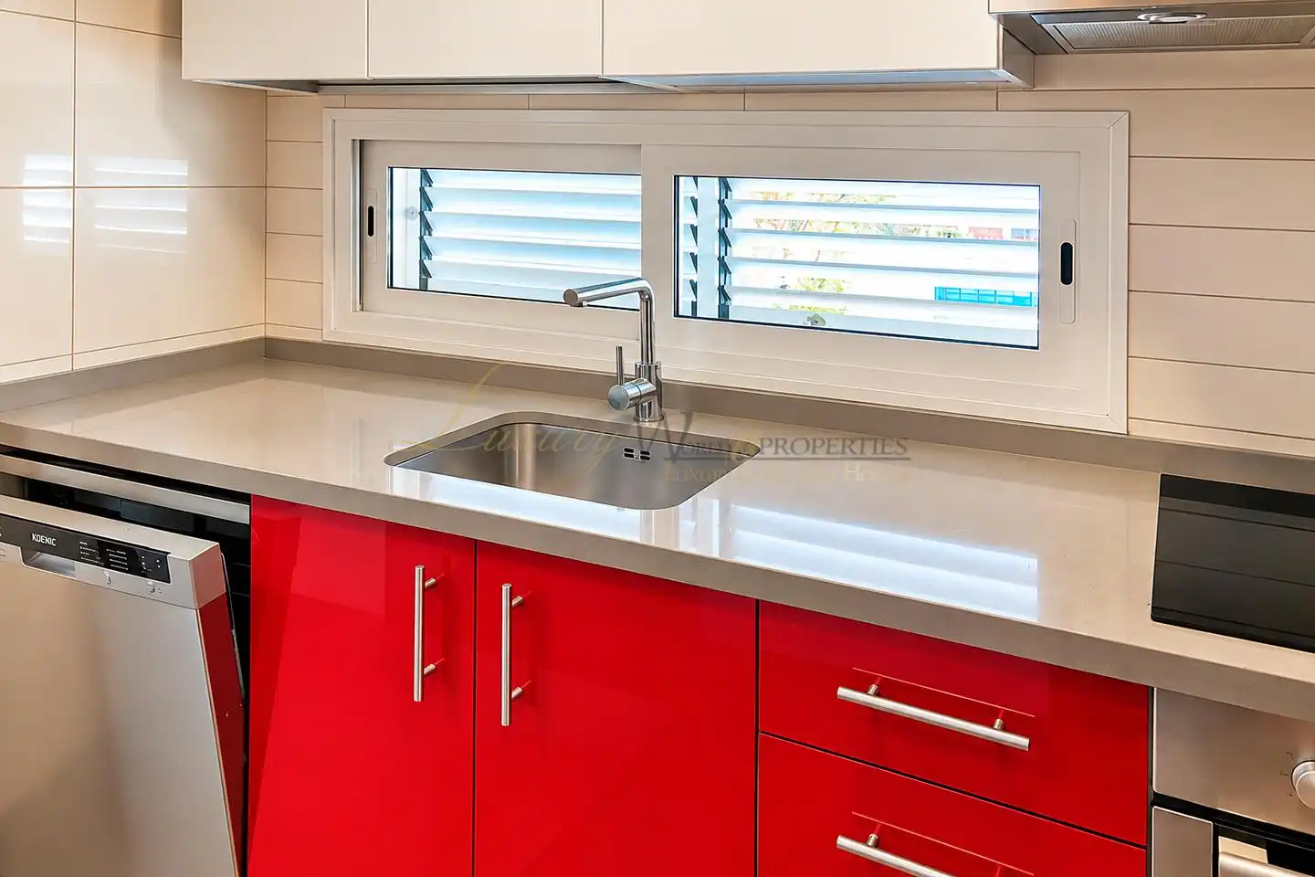 Casa con piscina en venta en Calle Beirut, imagen 9