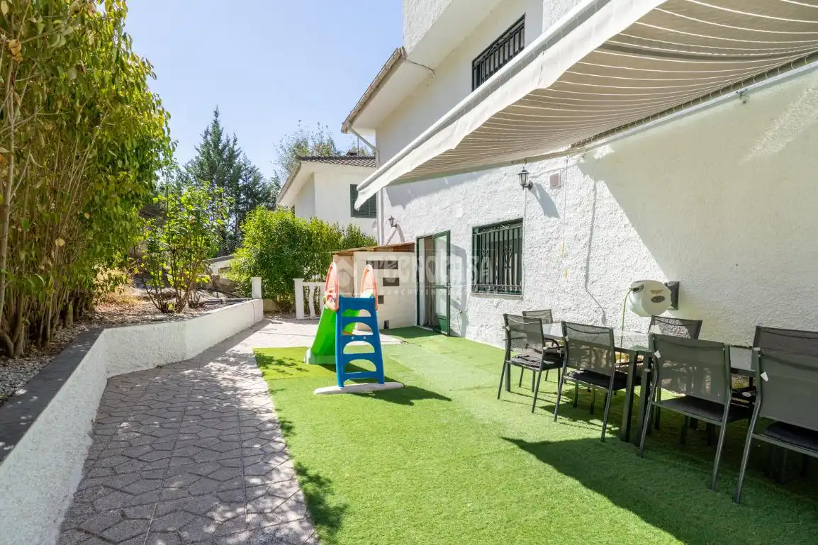 Exterior view of Detached homes for sale in Manzanares El Real  with Heating, Private garden and Terrace