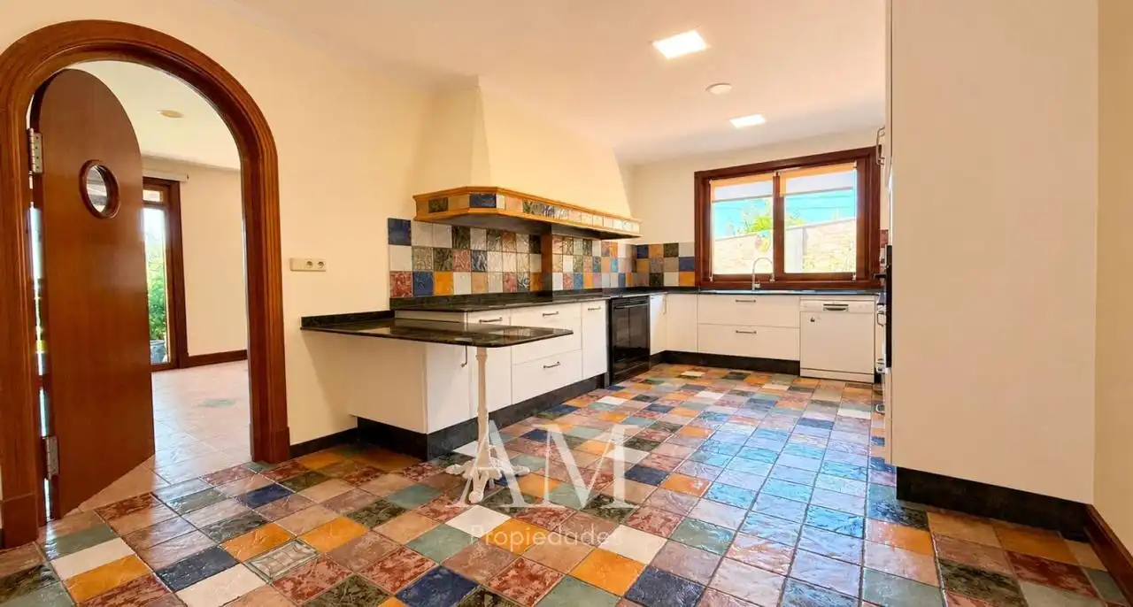 Cuina de Casa o xalet en venda en Vigo  amb Calefacció, Jardí privat i Terrassa