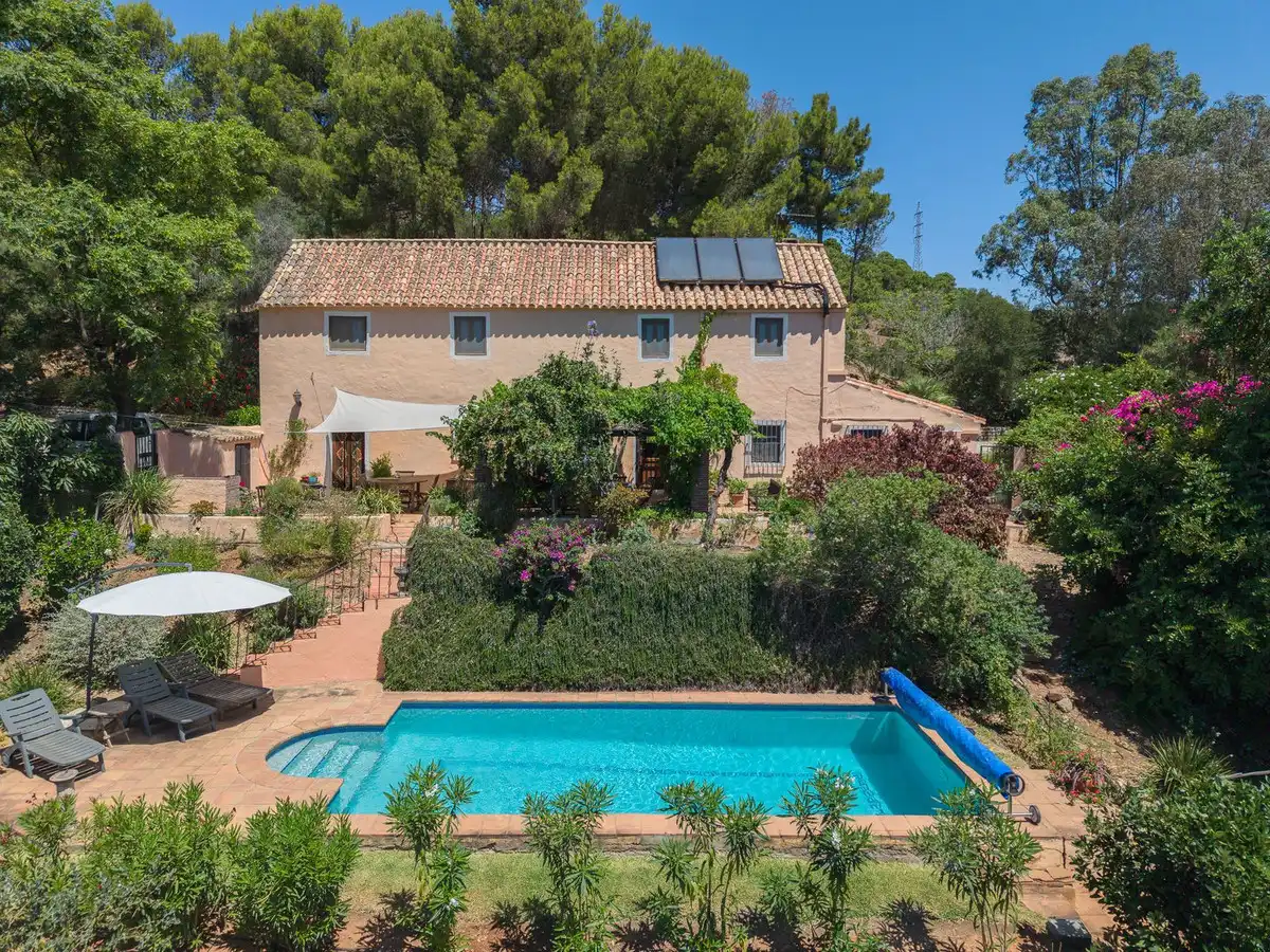 House with pool for sale in Estepona Pueblo