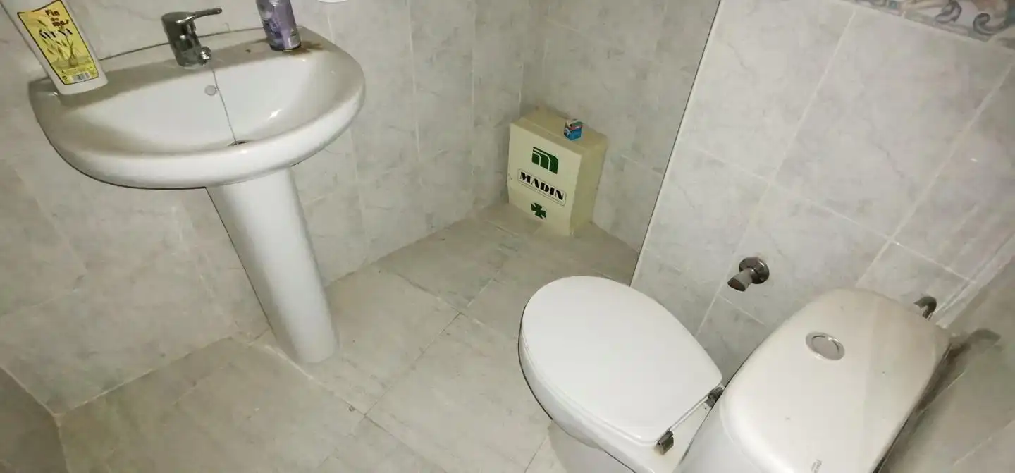 Badezimmer von Büro zum Verkauf in Linares