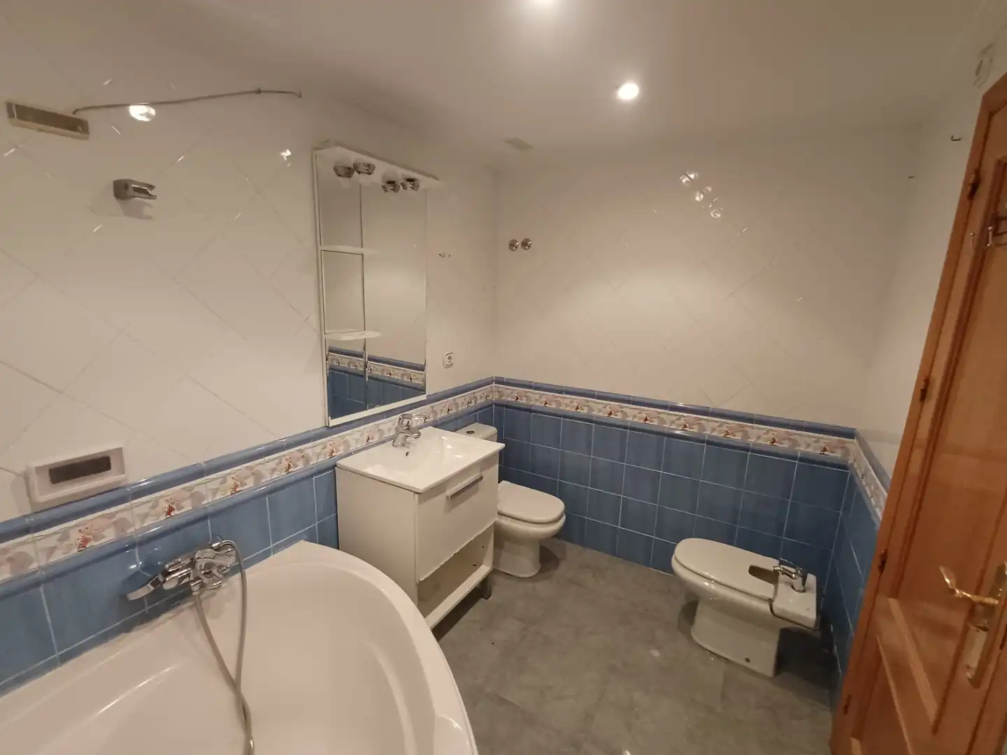 Badezimmer von Wohnungen zum Verkauf in Alcantarilla mit Klimaanlage und Möbliert