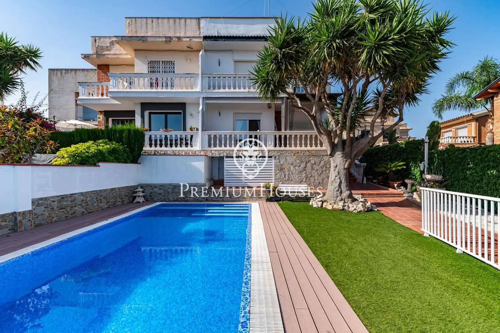 Vista exterior de Casa adosada en venda en Castelldefels amb Aire condicionat, Calefacció i Jardí privat