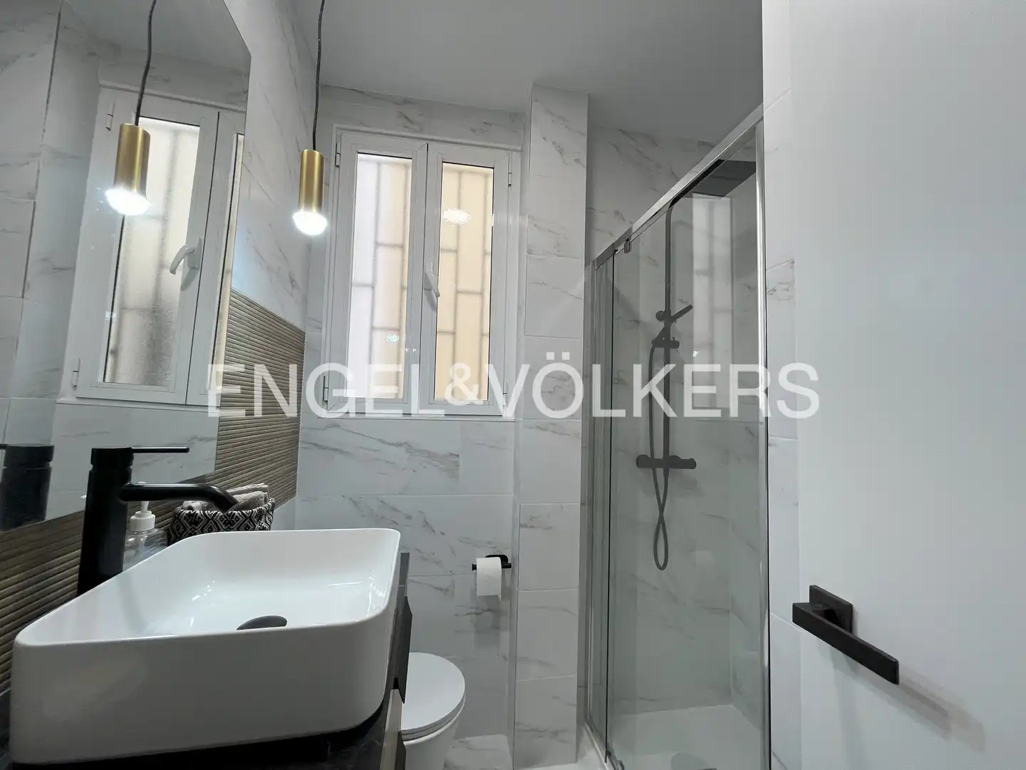 Baño de Piso de alquiler en Madrid con Aire acondicionado y Calefacción