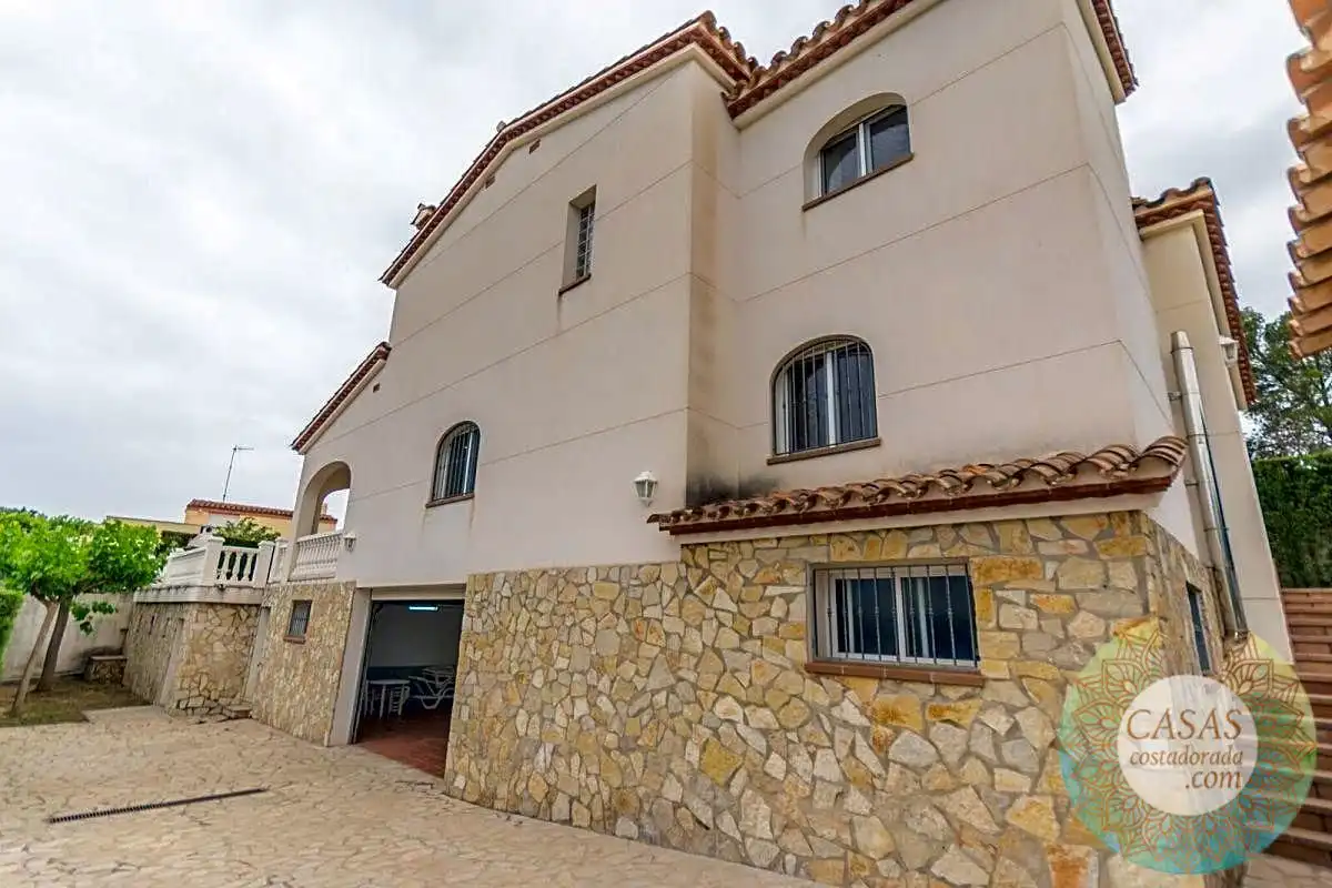 Vista exterior de Casa o xalet en venda en L'Ampolla amb Jardí privat, Terrassa i Piscina