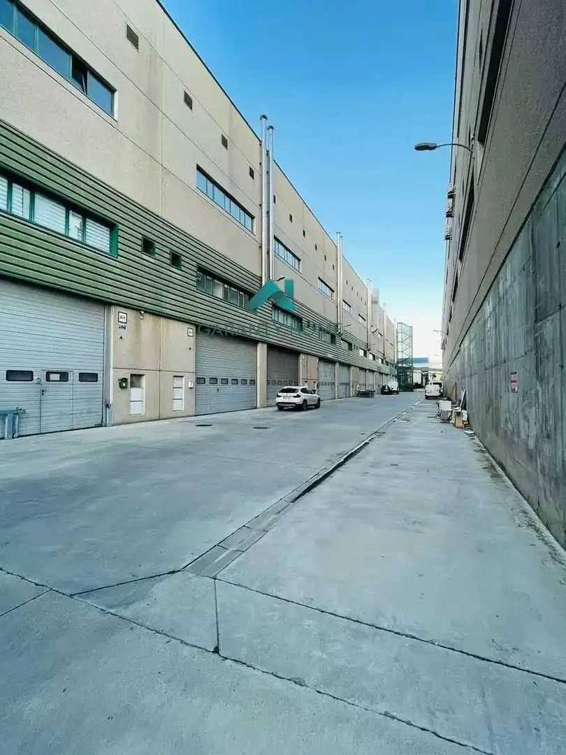 Außenansicht von Fabrikhallen zum Verkauf in Madrid