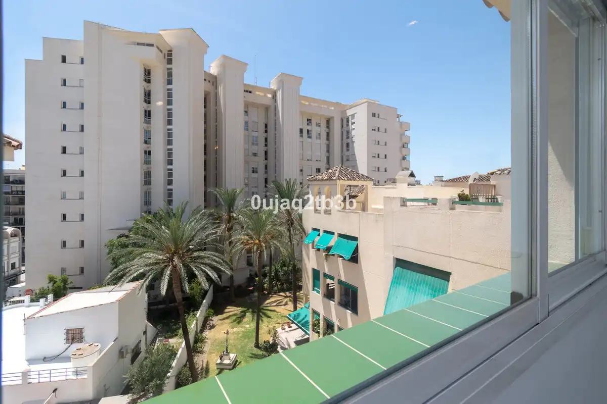 Vista exterior de Pis en venda en Marbella amb Aire condicionat, Terrassa i Traster