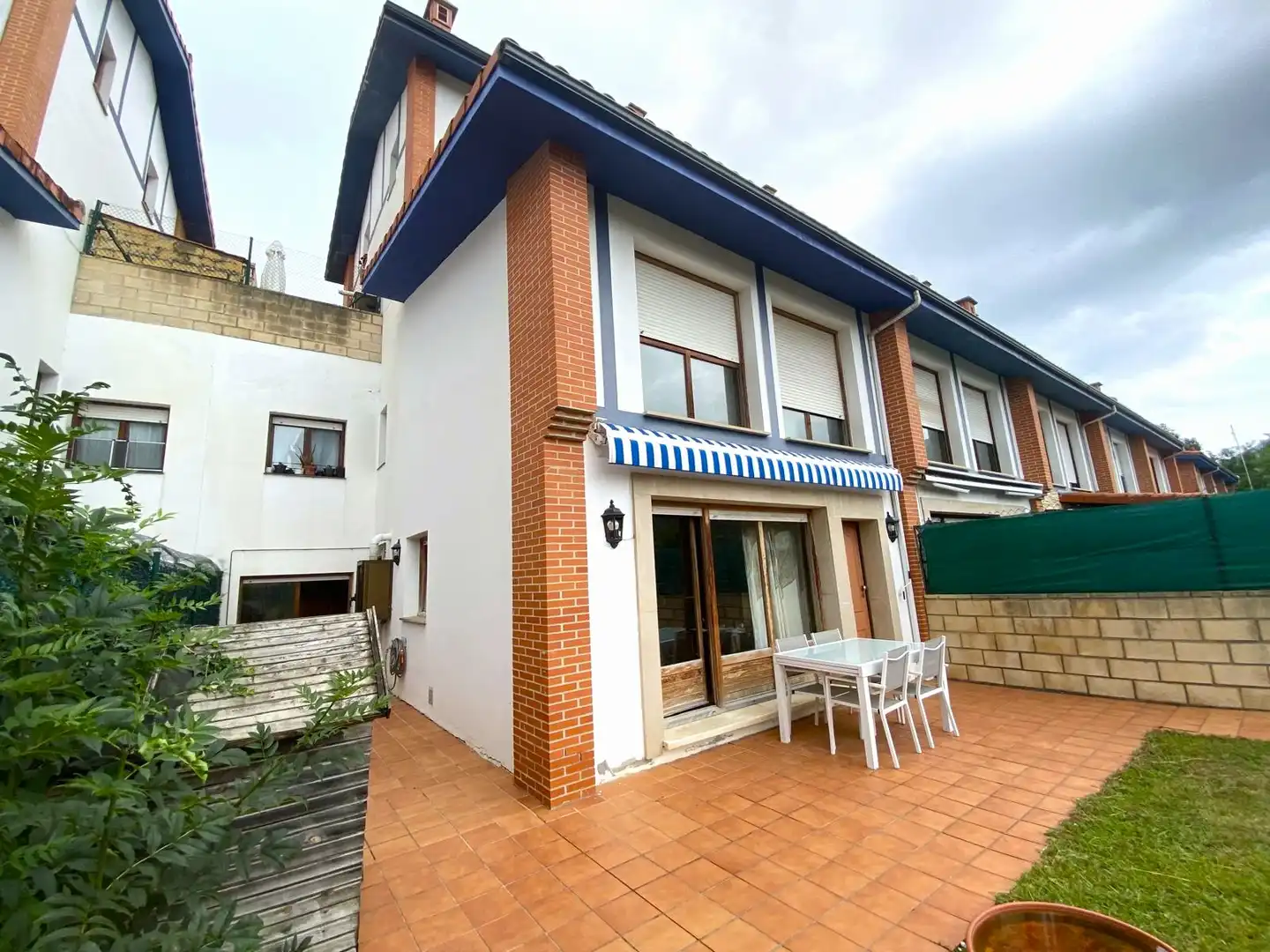 Vista exterior de Casa o chalet en venta en Castro-Urdiales con Calefacción y Piscina comunitaria