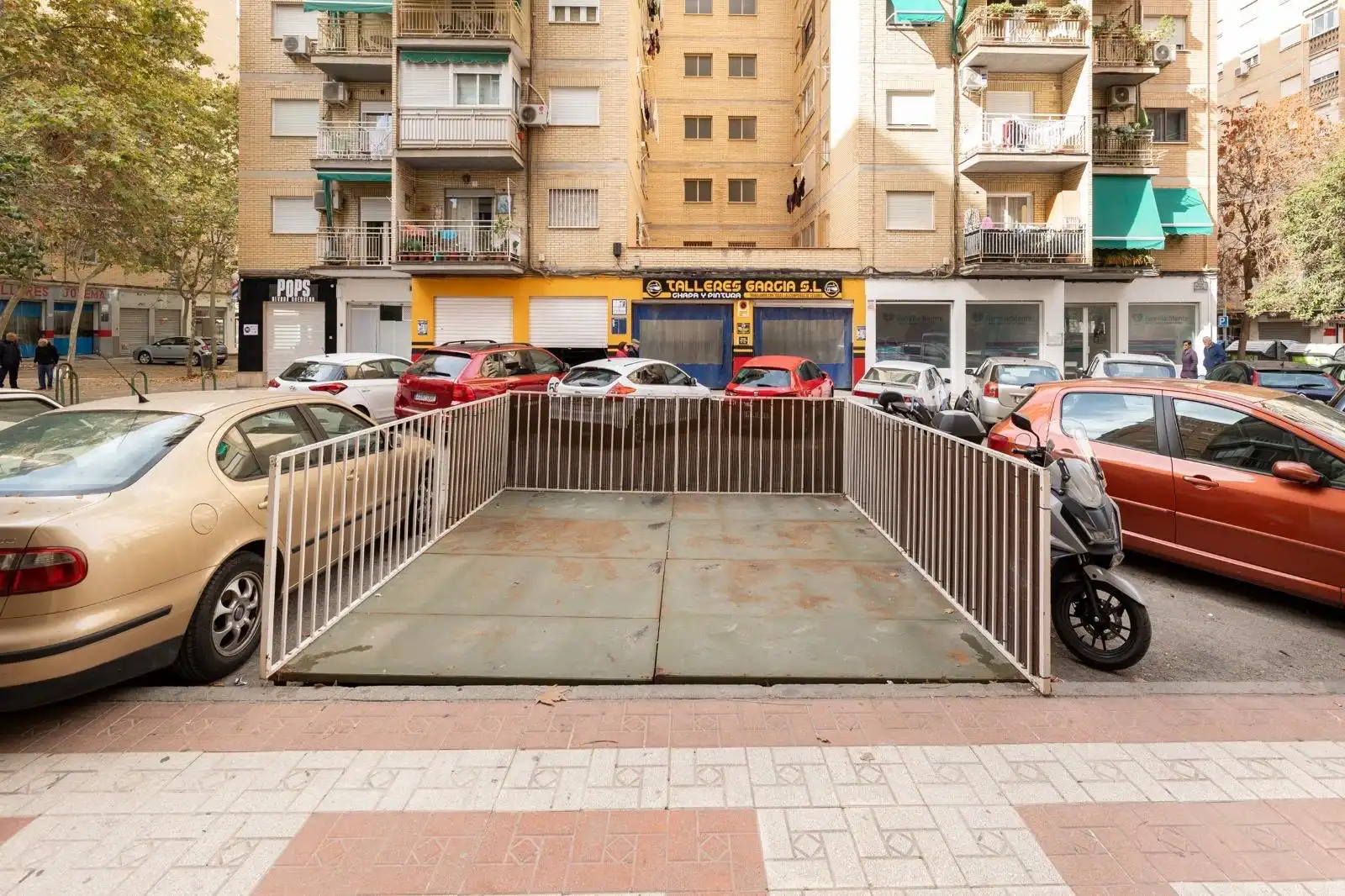 Parking de Local en venta en Granada con Aire acondicionado y Amueblado