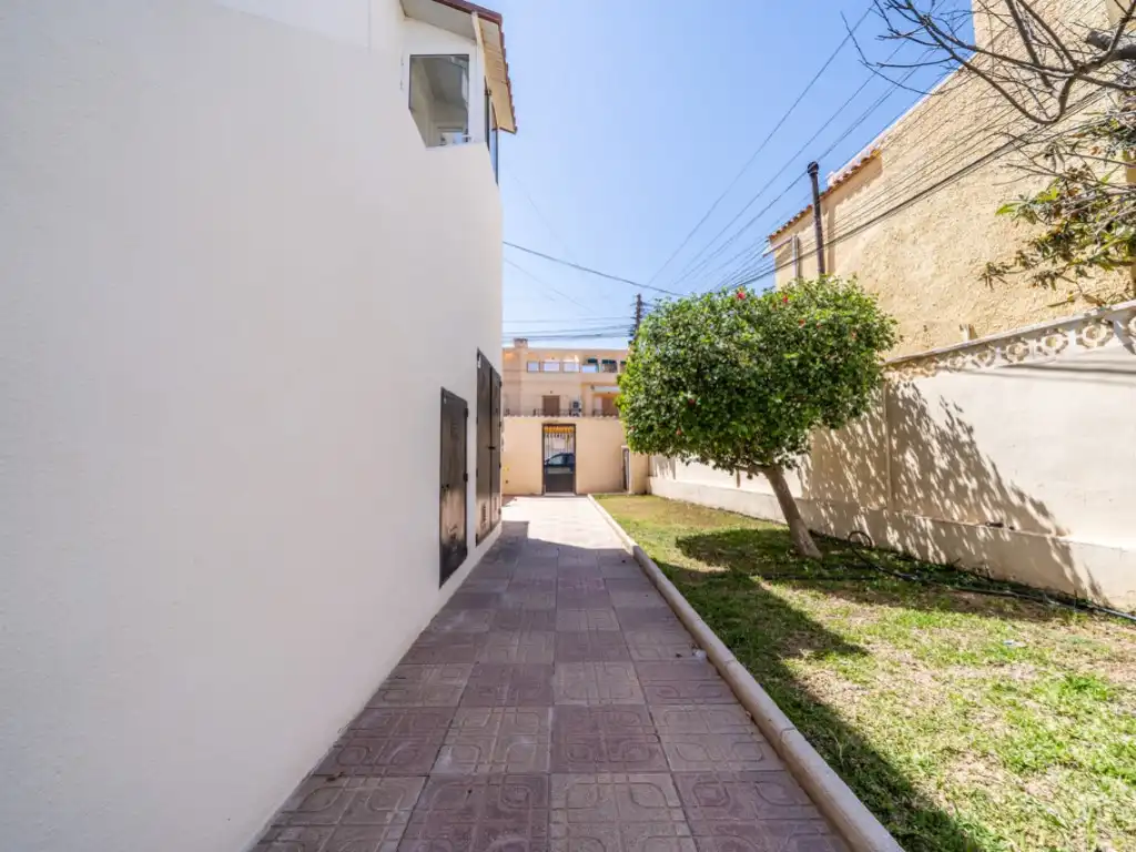 Vista exterior de Apartament en venda en Torrevieja amb Aire condicionat i Piscina