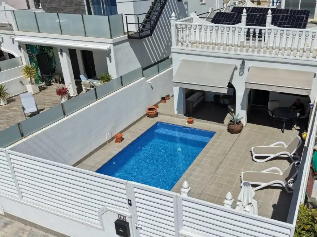Piscina de Casa adosada en venda en Orihuela amb Aire condicionat, Jardí privat i Piscina