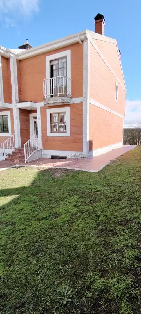 Vista exterior de Casa o chalet en venta en Santa Marta de Tormes con Calefacción, Jardín privado y Parquet