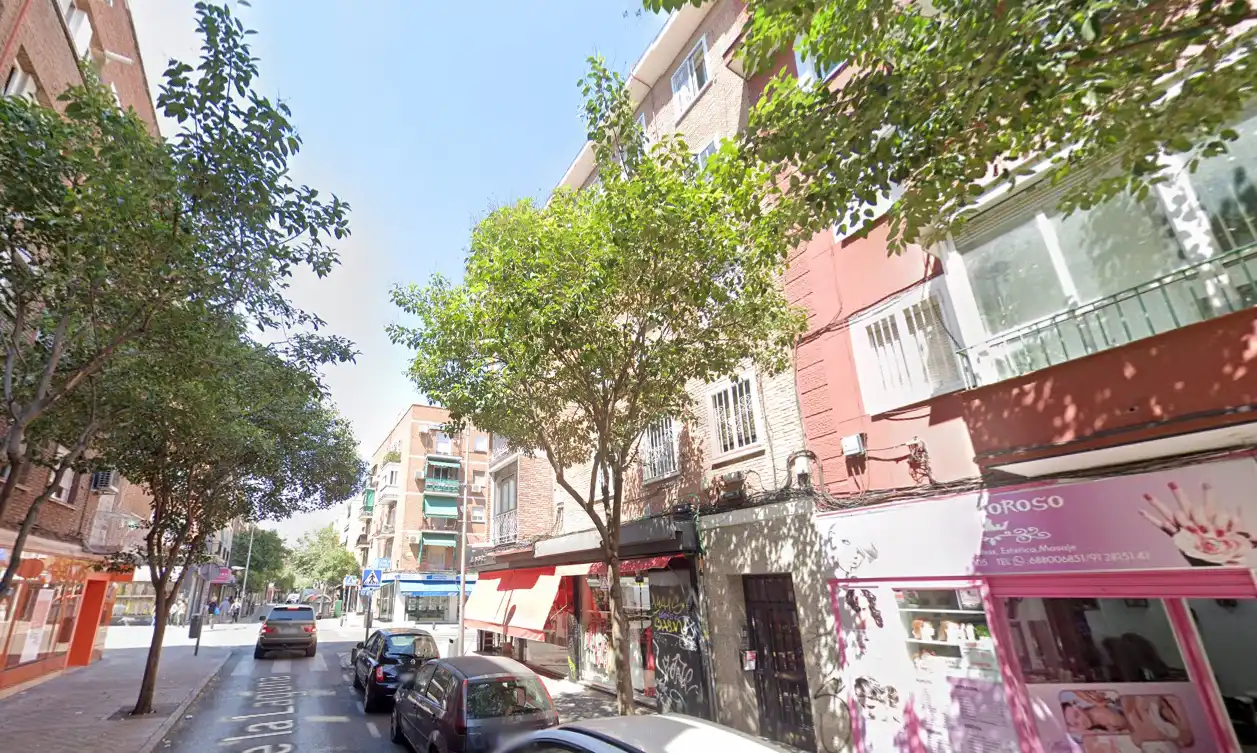 Vista exterior de Piso en venta en Madrid con Calefacción y Alarma