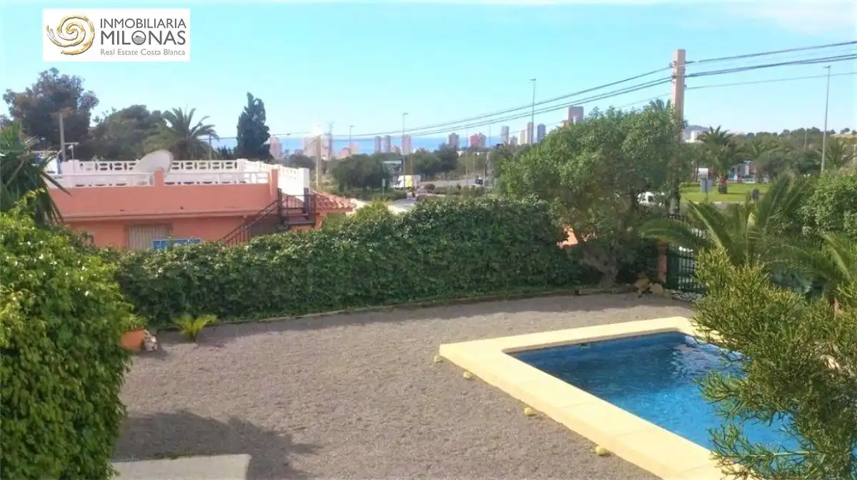 Vista exterior de Casa o xalet en venda en Benidorm amb Aire condicionat, Calefacció i Jardí privat
