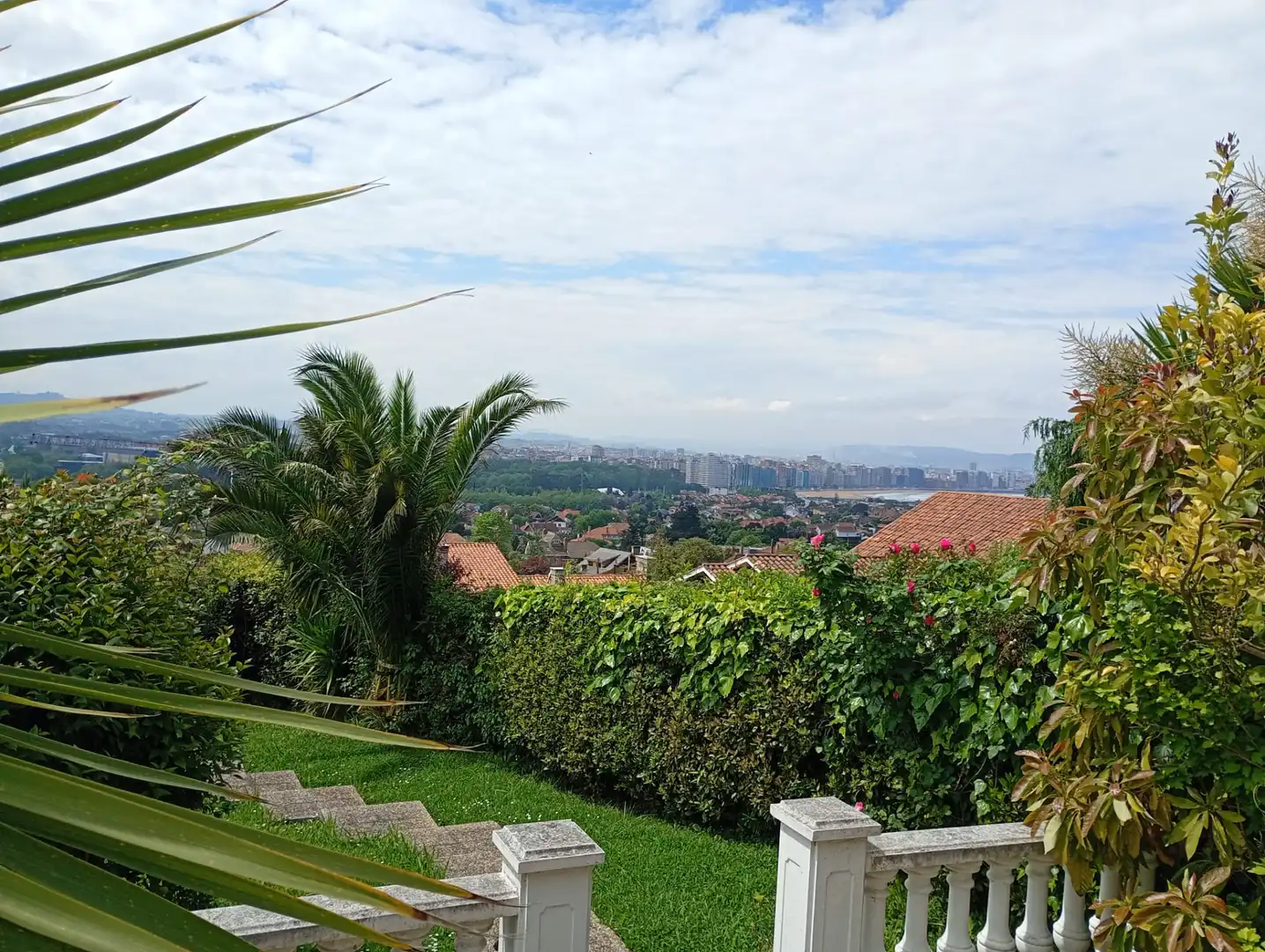 Jardí de Casa adosada en venda en Gijón  amb Calefacció, Jardí privat i Terrassa
