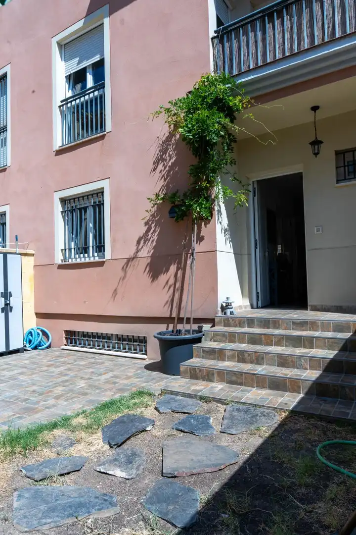 Terrassa de Casa adosada en venda en San Juan de Aznalfarache amb Aire condicionat, Jardí privat i Terrassa