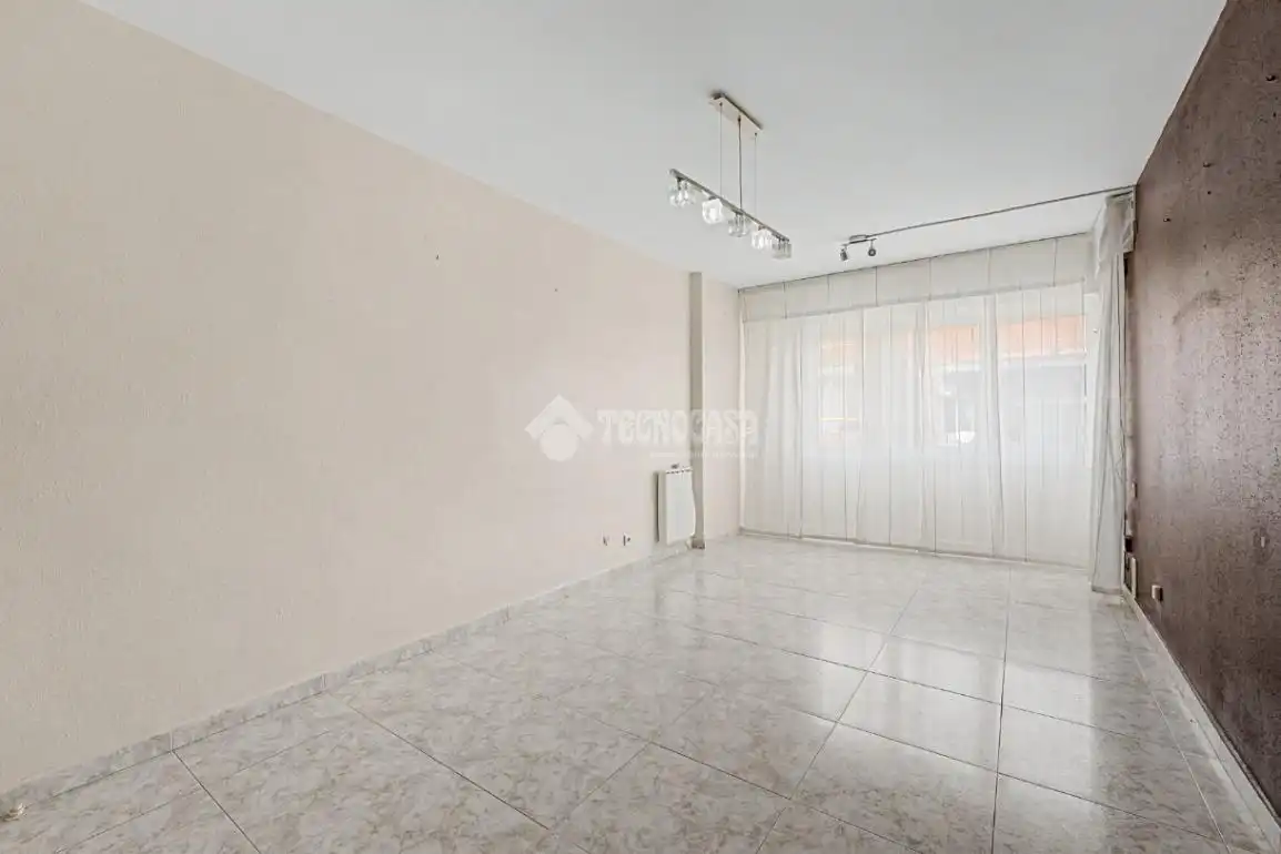 Sala de estar de Piso en venta en Cornellà de Llobregat con Aire acondicionado y Balcón