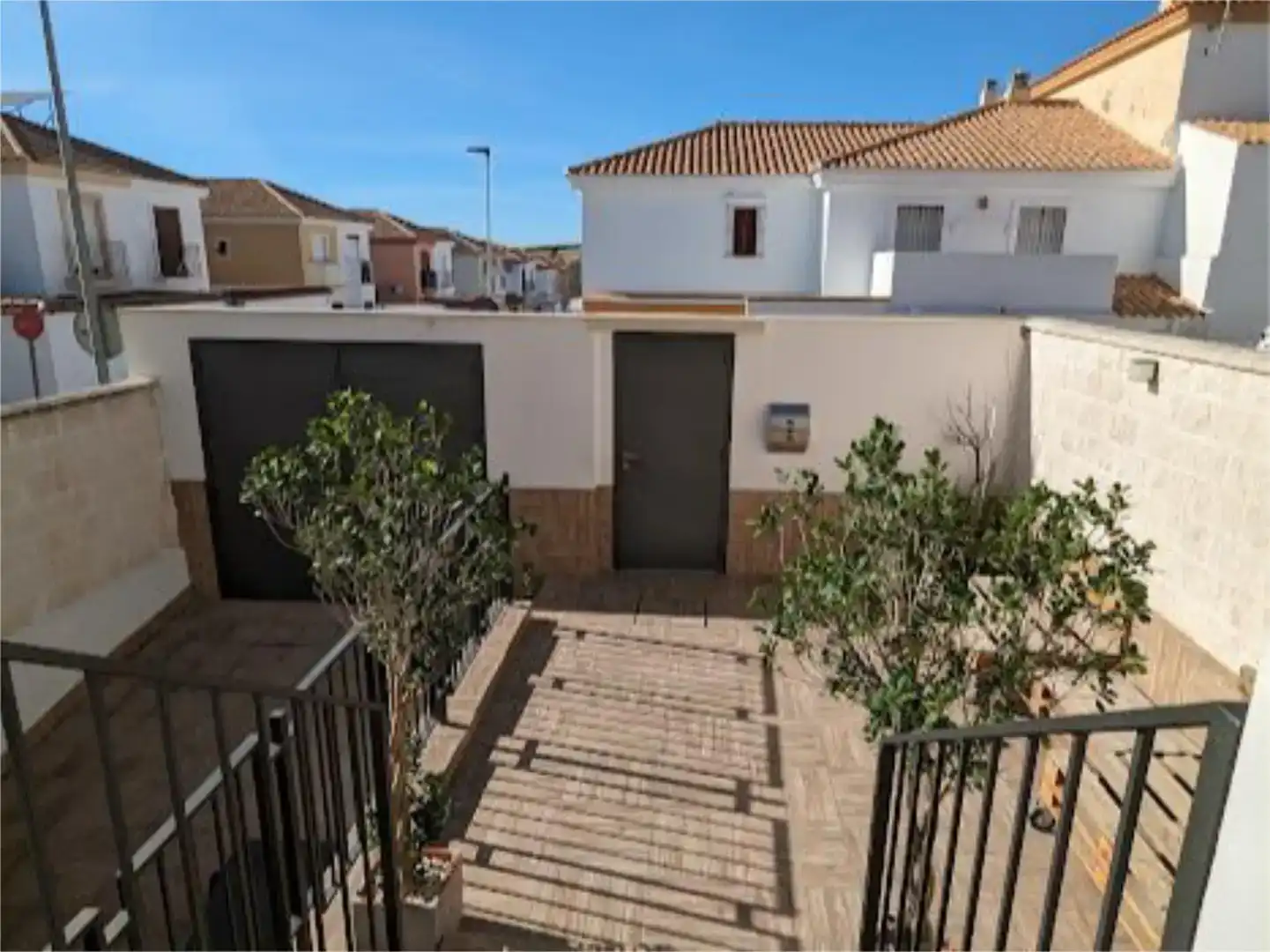 Vista exterior de Casa adosada en venda en Lebrija amb Aire condicionat, Piscina i Balcó