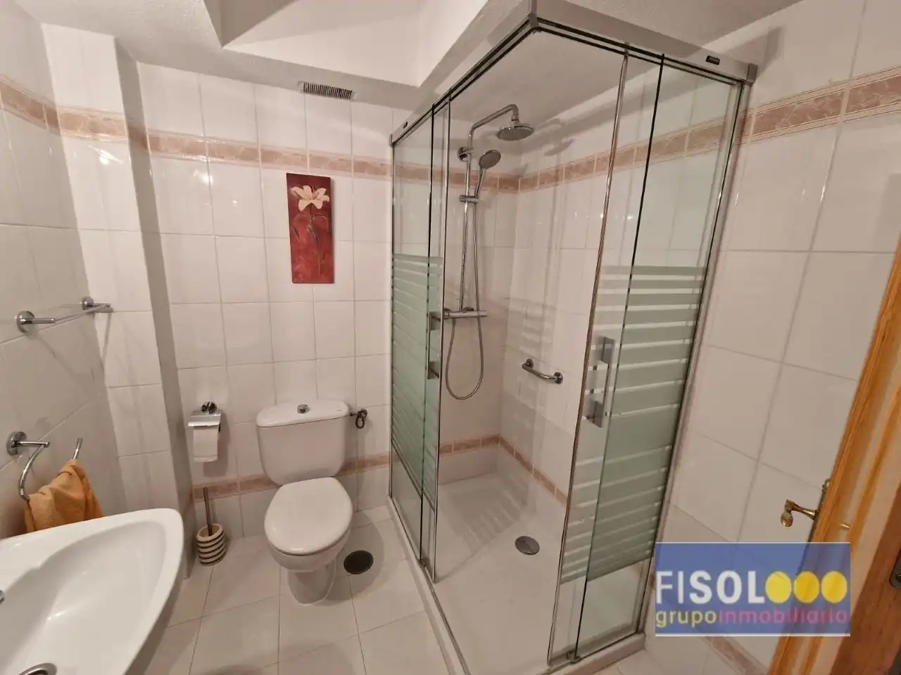 Badezimmer von Einfamilien-Reihenhaus zum Verkauf in Pozuelo de Alarcón mit Klimaanlage, Heizung und Privatgarten