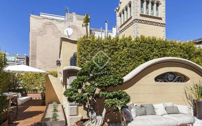 Exterior view of Attic for sale in  Barcelona Capital  with Air Conditioner, Private garden and Parquet flooring