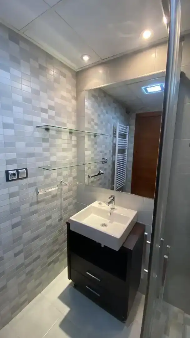 Baño de Piso en venta en  Granada Capital con Piscina y Balcón