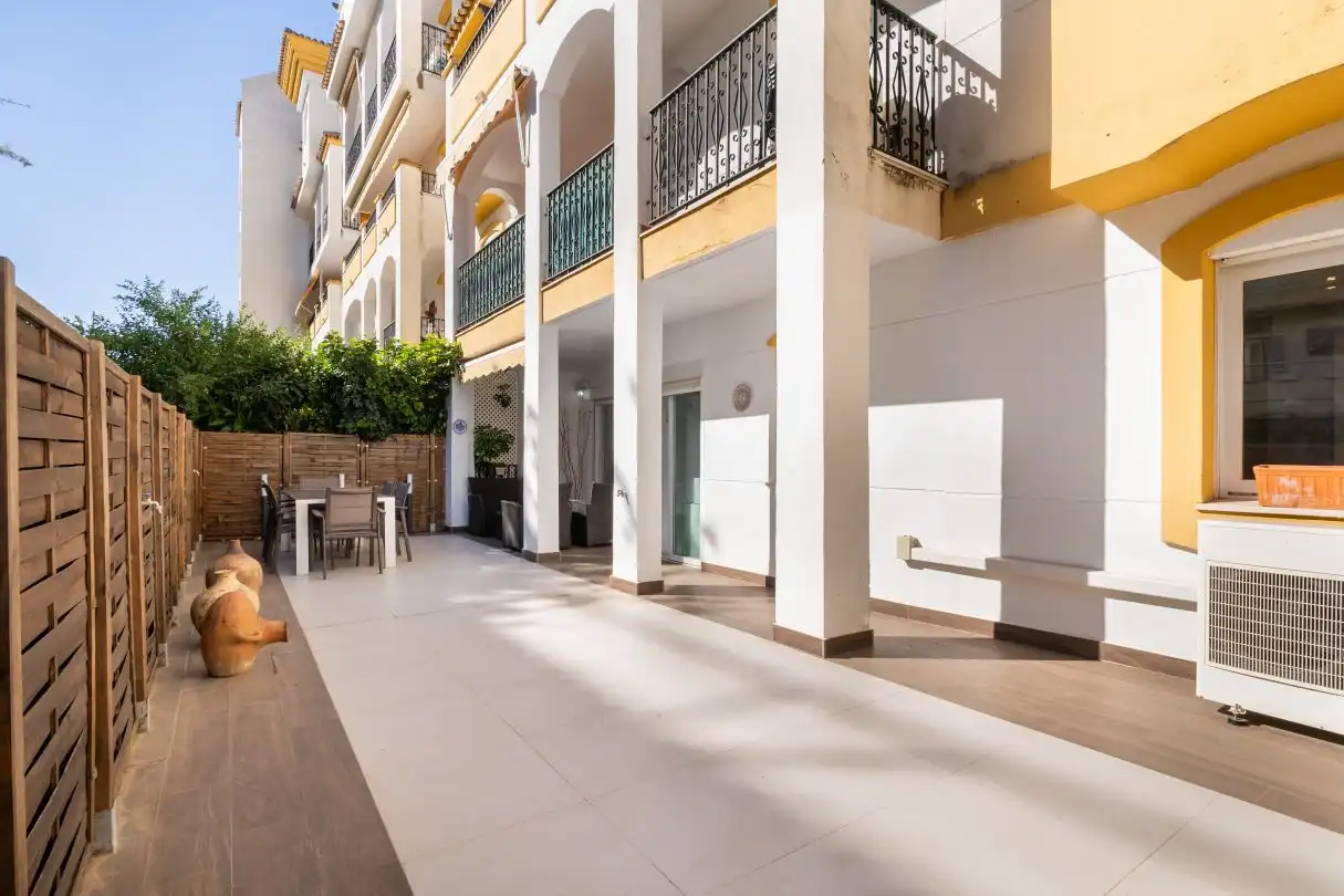 Terrasse von Wohnung zum Verkauf in Marbella mit Klimaanlage, Heizung und Privatgarten