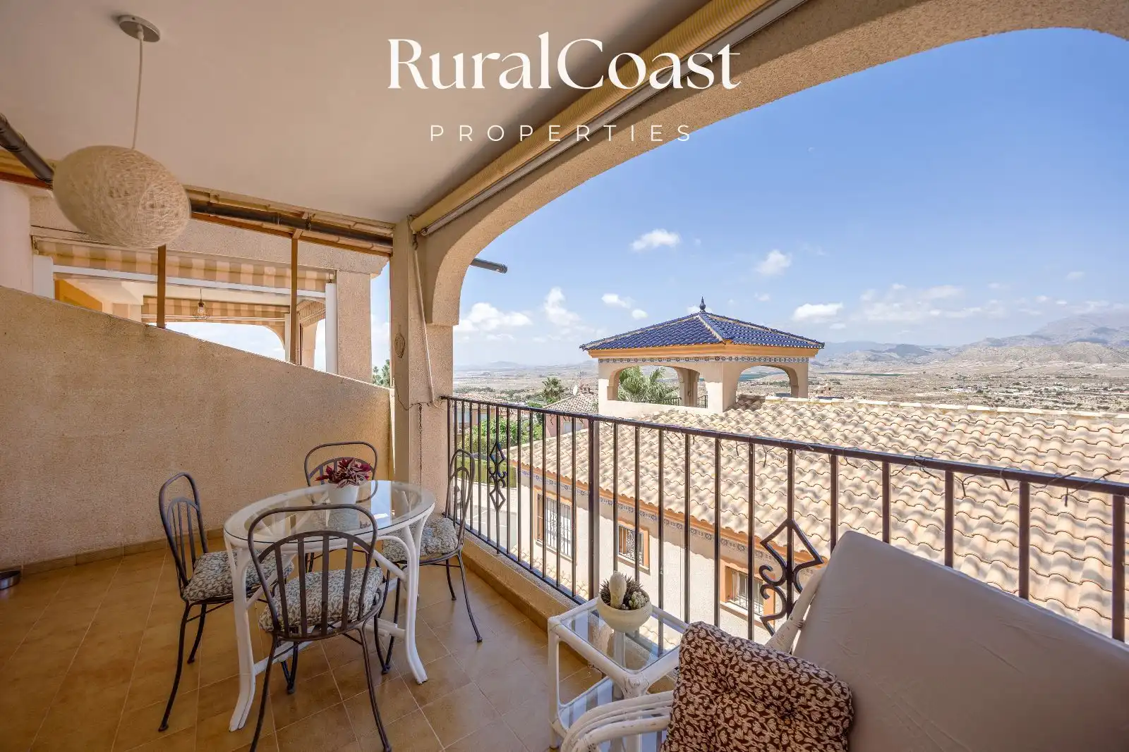 Vista exterior de Casa adosada en venda en Busot amb Jardí privat, Piscina i Piscina comunitària