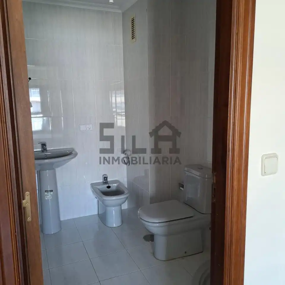 Bany de Dúplex en venda en Ourense Capital  amb Calefacció i Parquet