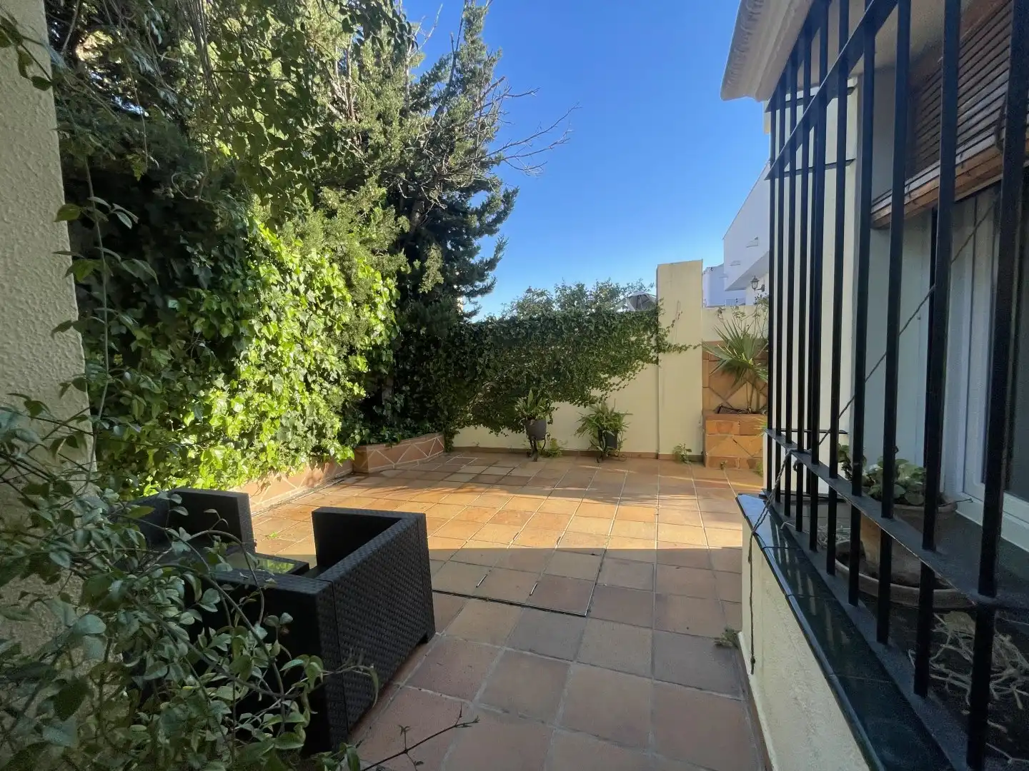 Terrasse von Einfamilien-Reihenhaus zum Verkauf in Gines mit Klimaanlage, Heizung und Abstellraum