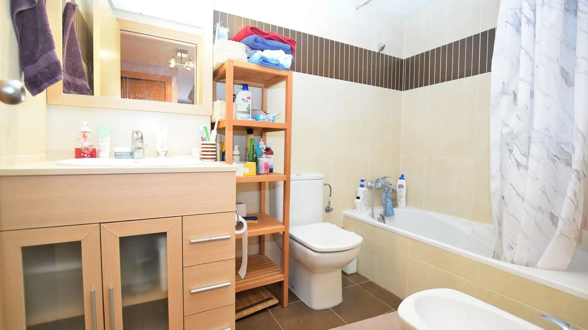 Badezimmer von Wohnung zum Verkauf in Salou mit Klimaanlage, Heizung und Privatgarten