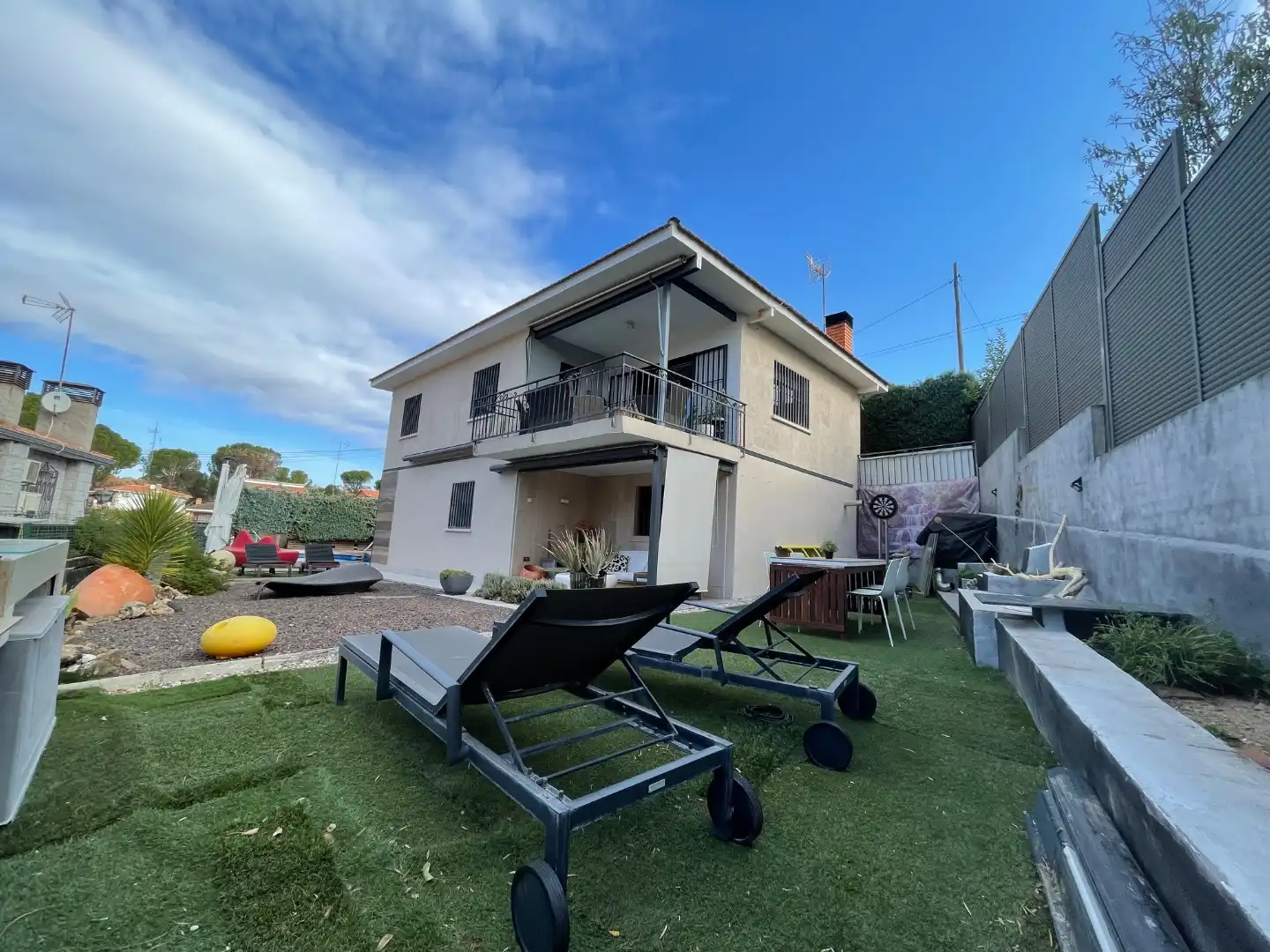 Vista exterior de Casa o xalet en venda en Navas del Rey amb Terrassa, Piscina i Balcó