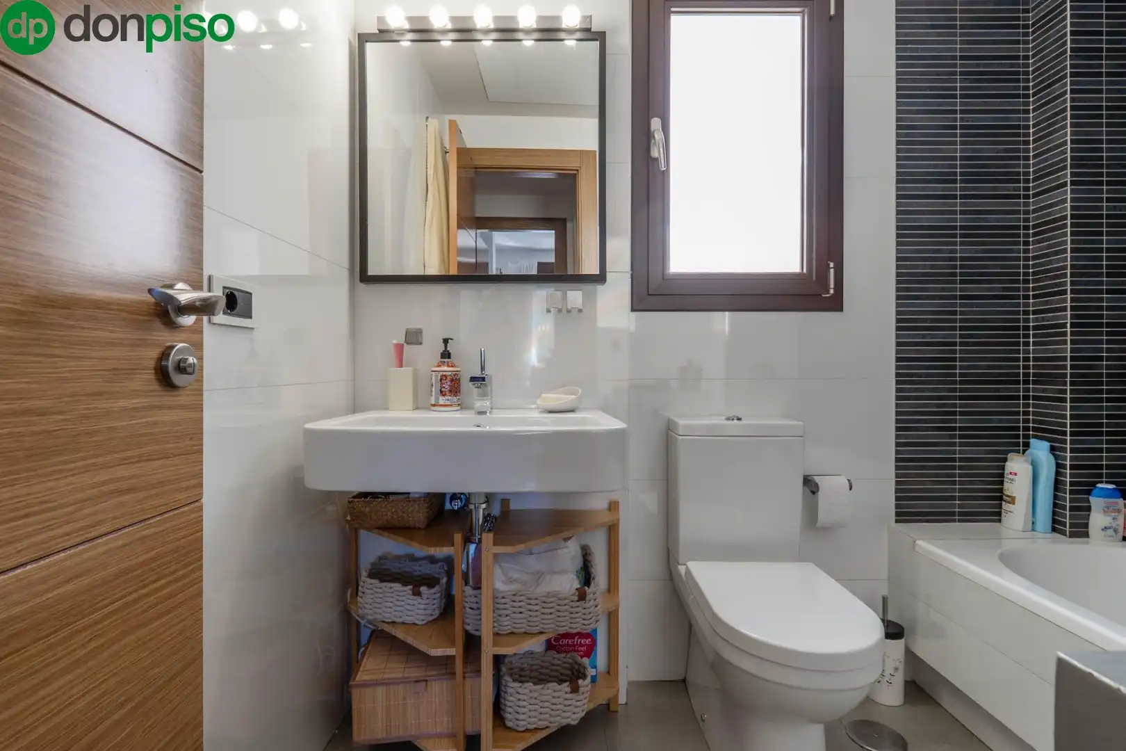 Badezimmer von Einfamilien-Reihenhaus zum Verkauf in Granada mit Klimaanlage und Terrasse