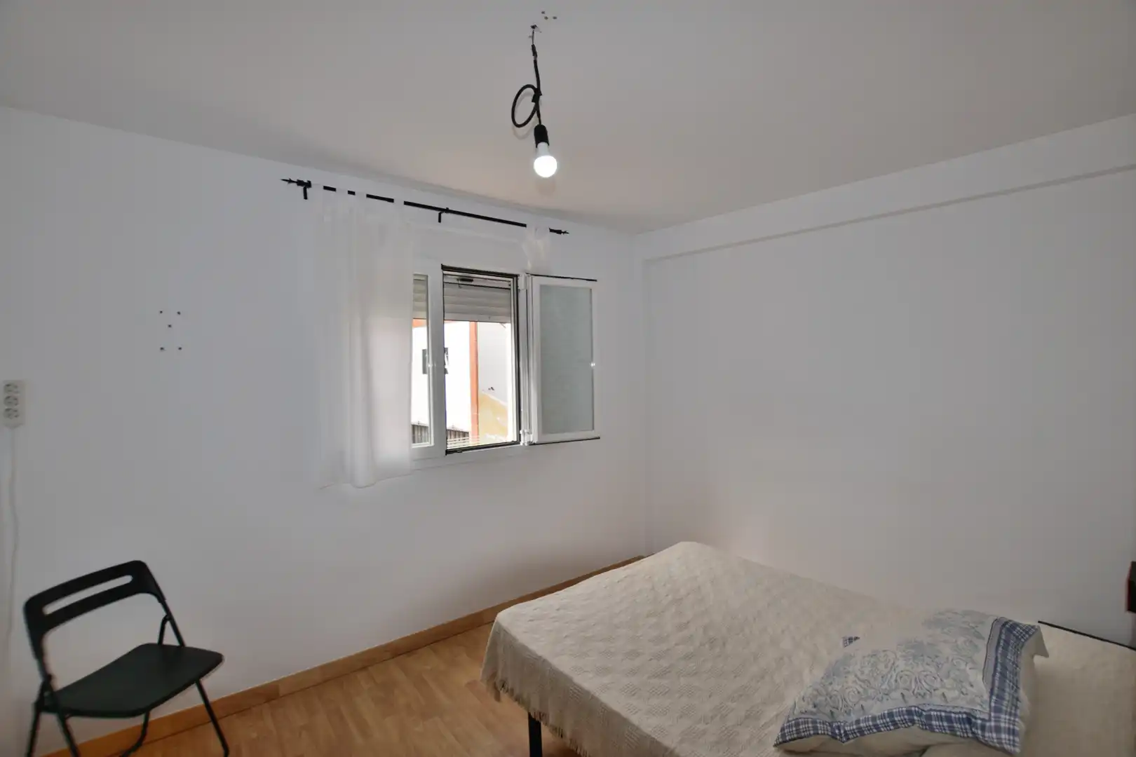 Dormitori de Casa adosada en venda en Cuevas del Becerro amb Terrassa i Balcó