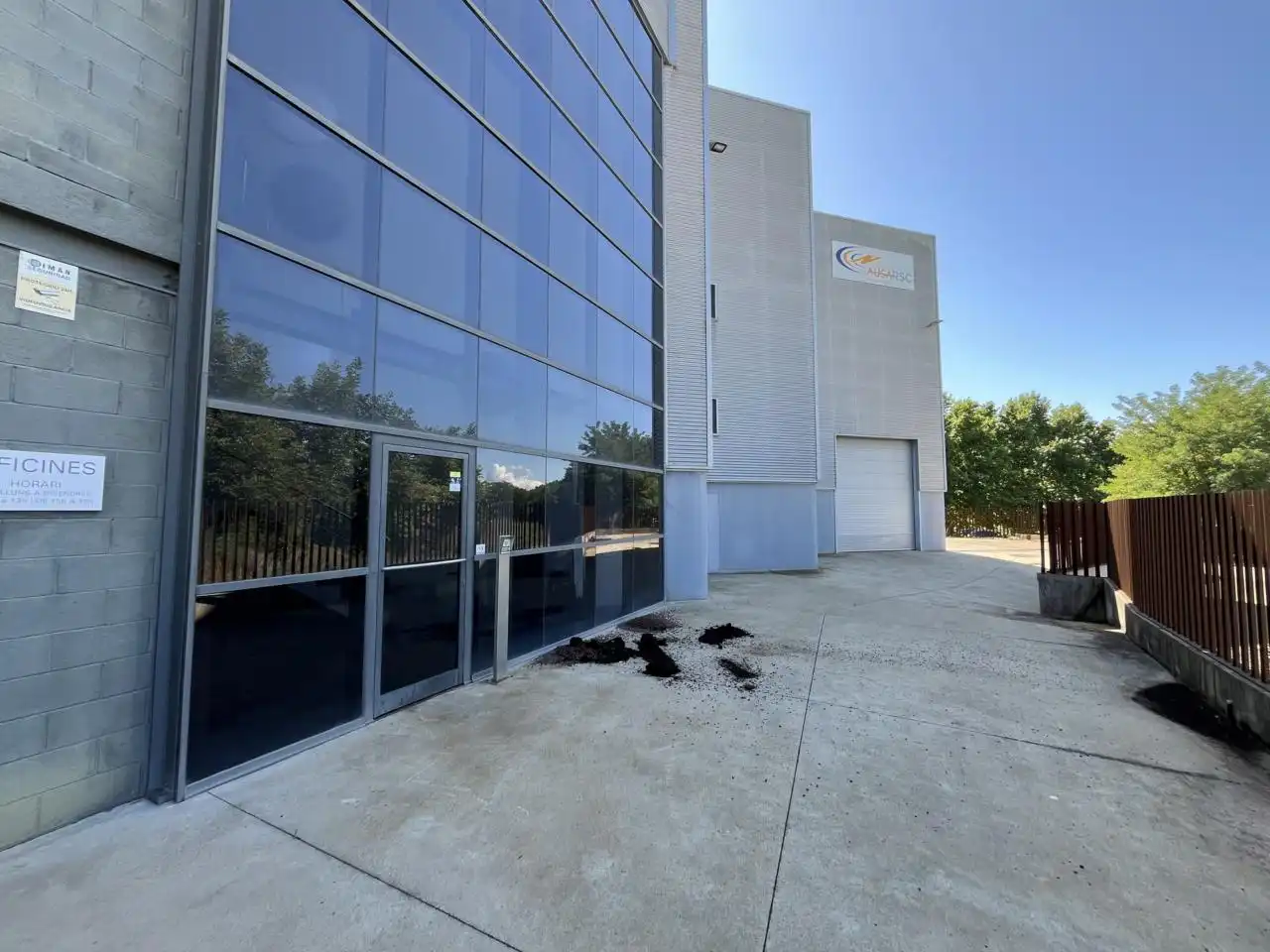 Vista exterior de Nave industrial en venta en Manlleu con Alarma