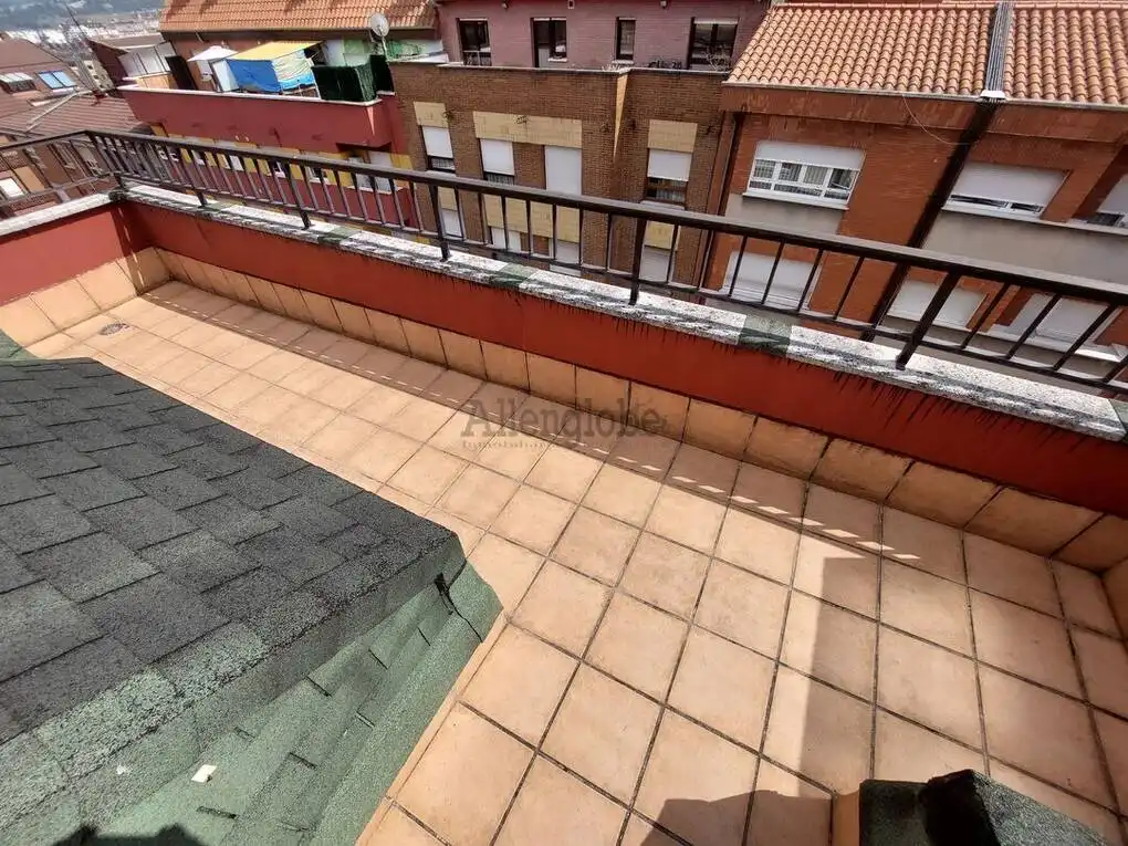 Terrassa de Àtic en venda en Oviedo  amb Calefacció