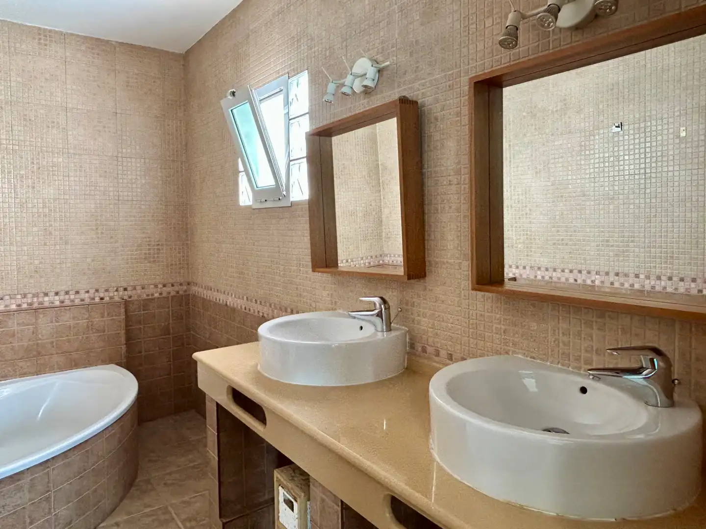 Bathroom of Detached homes for sale in Agüimes  with Air Conditioner, Terrace and Oven